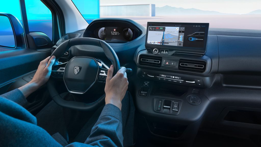 PEUGEOT_PARTNER_R_2023_BEV_ONSITE_MULTIMEDIA_TEASER_EMOTION_2030x1146_1